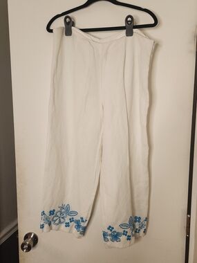 Ruby Rd. White Wide-Leg Capris with Blue Floral Hem Size 14